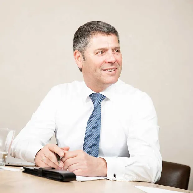 Nikolaus Vogler, Gründer von NiVo Consulting, am Besprechungstisch
